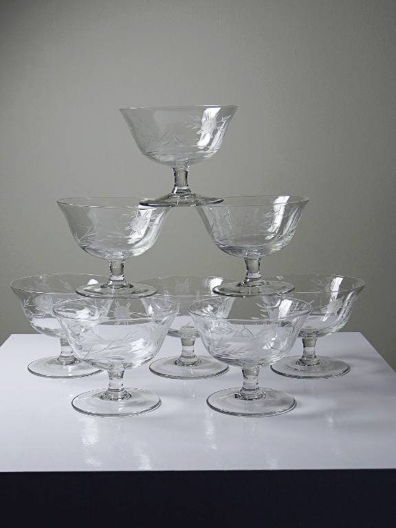 8 Coupes à champagne verre gravé à la roue décor végétal, Bohême, début XXe | Puces Privées