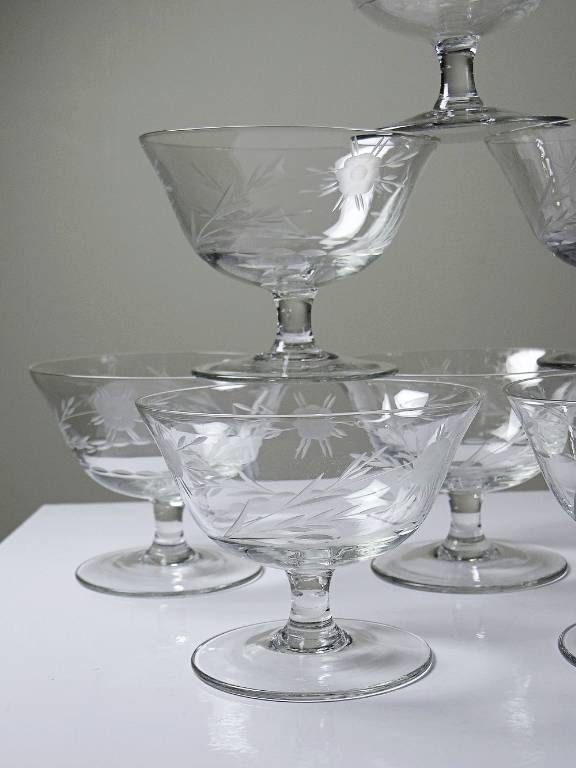 8 Coupes à champagne verre gravé à la roue décor végétal, Bohême, début XXe | Puces Privées
