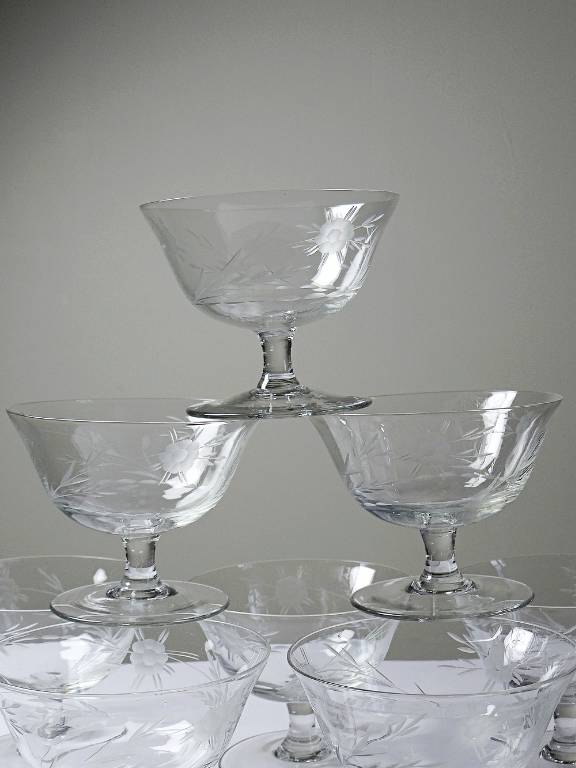 8 Coupes à champagne verre gravé à la roue décor végétal, Bohême, début XXe | Puces Privées