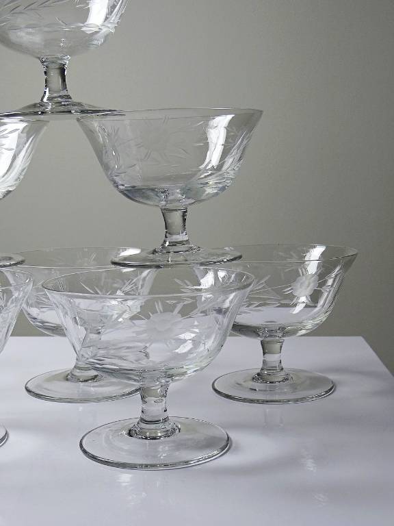 8 Coupes à champagne verre gravé à la roue décor végétal, Bohême, début XXe | Puces Privées