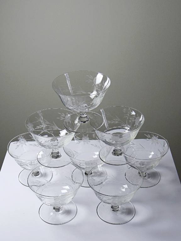 8 Coupes à champagne verre gravé à la roue décor végétal, Bohême, début XXe | Puces Privées