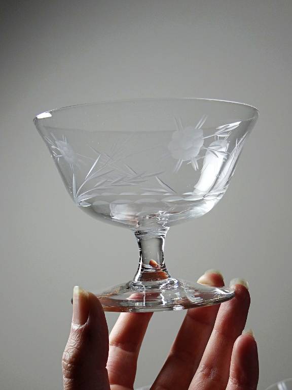 8 Coupes à champagne verre gravé à la roue décor végétal, Bohême, début XXe | Puces Privées