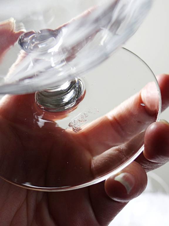 8 Coupes à champagne verre gravé à la roue décor végétal, Bohême, début XXe | Puces Privées