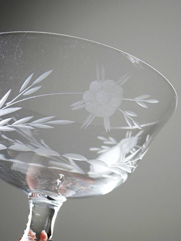 8 Coupes à champagne verre gravé à la roue décor végétal, Bohême, début XXe | Puces Privées