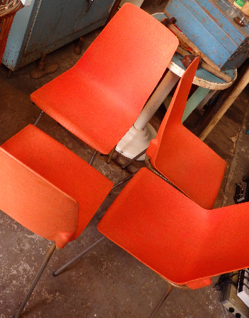 Chaise plastique orange éditée par Fantasia, Chaises - tabourets, Sièges | Puces Privées