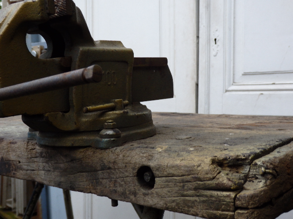 Ancien établi en bois avec piètement métal pliable, Meubles de métier, Mobilier | Puces Privées