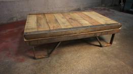 ART N° 177 Table basse plateau bois sur couronne de métal ornée de rivet Eiffel | Puces Privées