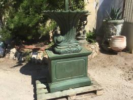 Joli vase '' Medicis'' en fonte vielle belle patine reste de vert  et rouille CA 1930 | Puces Privées
