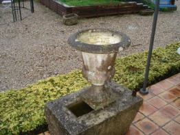 Fontaine de jardin ancienne et antiquité du jardin