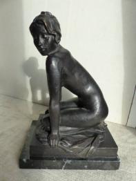 No - 374 - Jeune femme en bronze signé Auguste Moreau 1834 - 1917 | Puces Privées