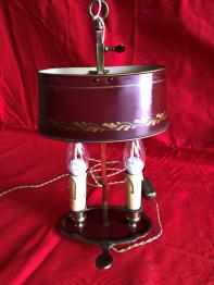 No - 514 - Petite lampe en métal argenté avec abat-jour en tôle peinte rouge foncé XXème siècle | Puces Privées