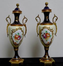 Cappodimonte  Immense paire de vases couverts en porcelaine or | Puces Privées