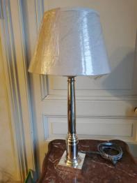 No - 514 - Petite lampe en métal argenté avec abat-jour en tôle peinte rouge foncé XXème siècle | Puces Privées