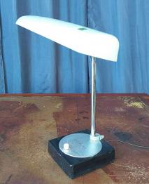 No - 542 -  Lampe de bureau ou d'ambiance en laiton nickelé , époque début XXème | Puces Privées