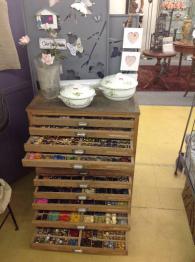 Vieil établi en bois avec étau sur anciens tréteaux, Meubles de métier, Mobilier | Puces Privées