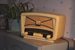Brocante 27, vitrine Radio Rétro Sensation, brocante Eure | Puces Privées