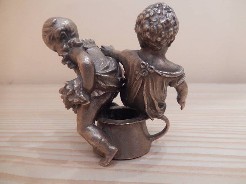 petit bronze enfants sur le pot, Bronze, Métallerie | Puces Privées