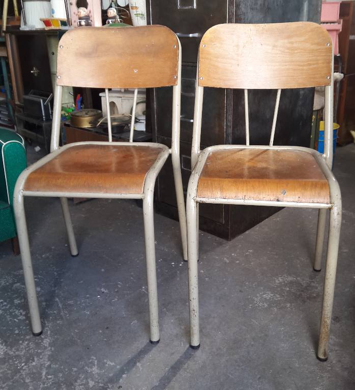 Chaise d'écolier originale en métal beige et bois clair, Chaises - tabourets, Sièges | Puces Privées