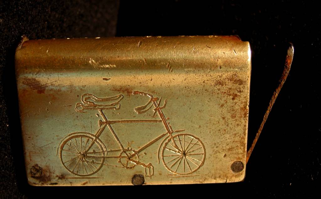 Pyrogène art populaire fer et laiton fin XIXème gravé: vélo et signature, Objets du fumeur, Collections | Puces Privées
