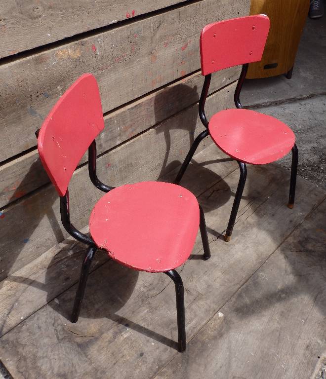 Chaise d'écolier rouge et noire 50s, Chaises - tabourets, Sièges | Puces Privées