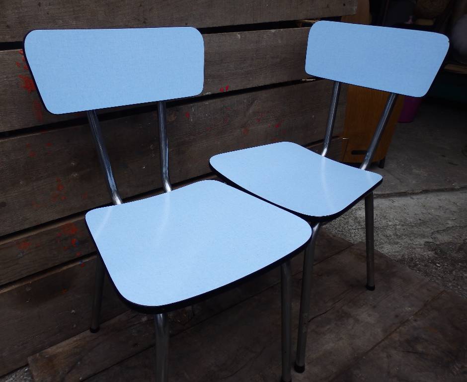 Chaise en formica bleu, Chaises - tabourets, Sièges | Puces Privées