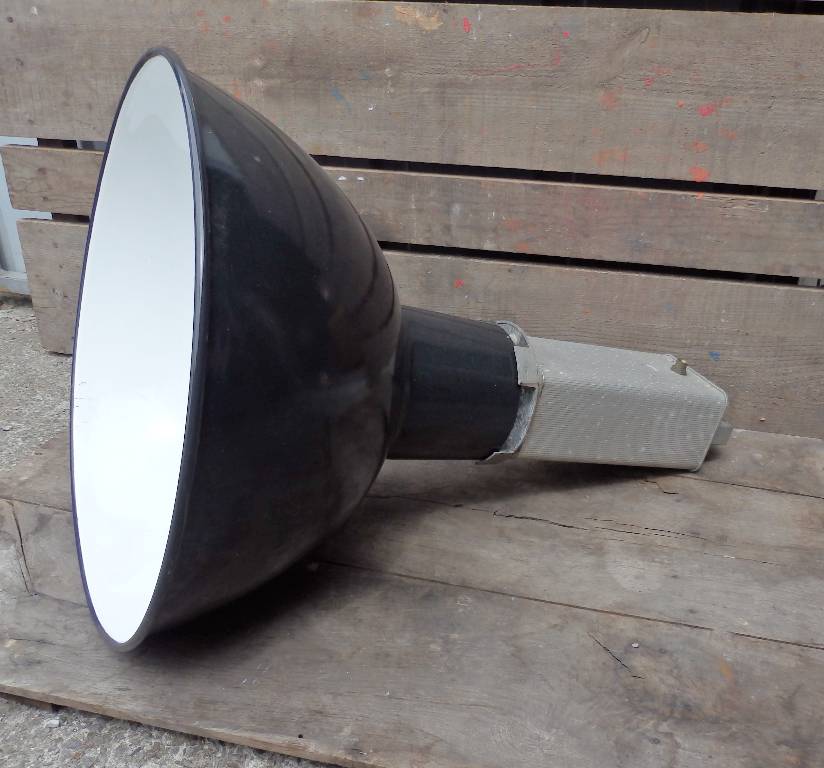 Lampe industrielle d'atelier MAZDA noire émaillée | Puces Privées