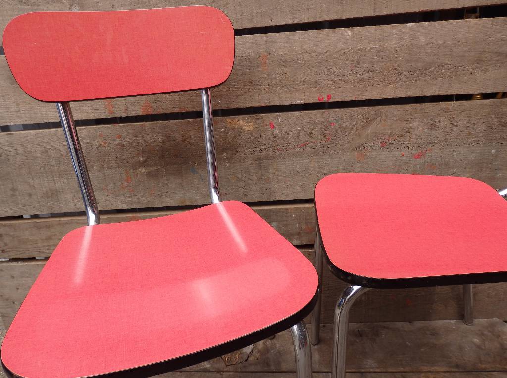 Chaise en formica rose | Puces Privées
