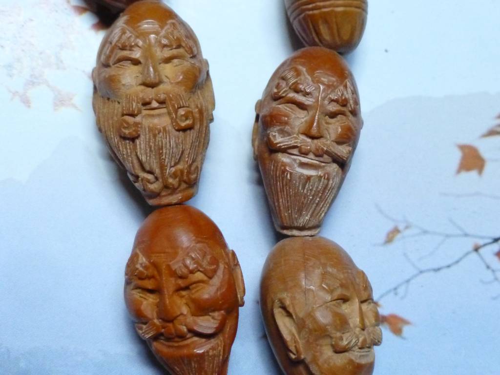 B) collier/chapelet chinois | Puces Privées