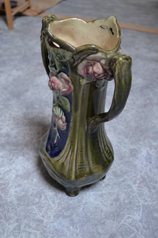 Vase décoré de roses en Barbotine | Puces Privées