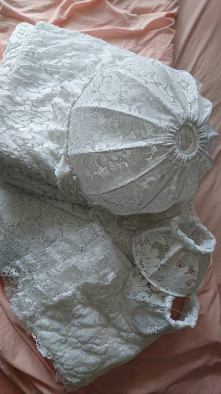 Dessus de lit et accessoires assortis en dentelle | Puces Privées