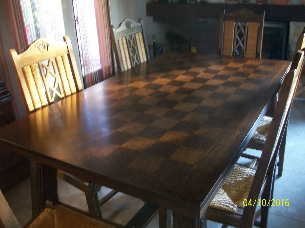 Table à manger avec chaises | Puces Privées