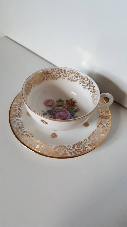 Tasse et soucoupe fleurie en porcelaine de Limoges | Puces Privées