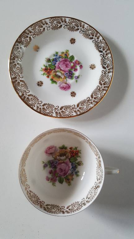 Tasse et soucoupe fleurie en porcelaine de Limoges | Puces Privées