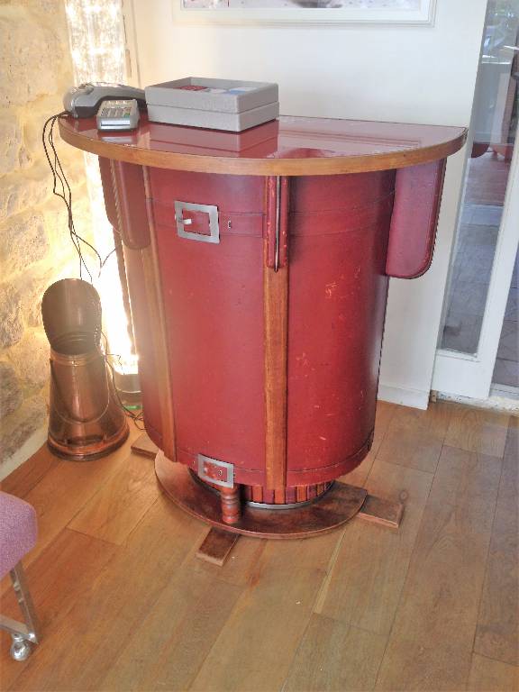 Bar ancien recouvert de cuir | Puces Privées